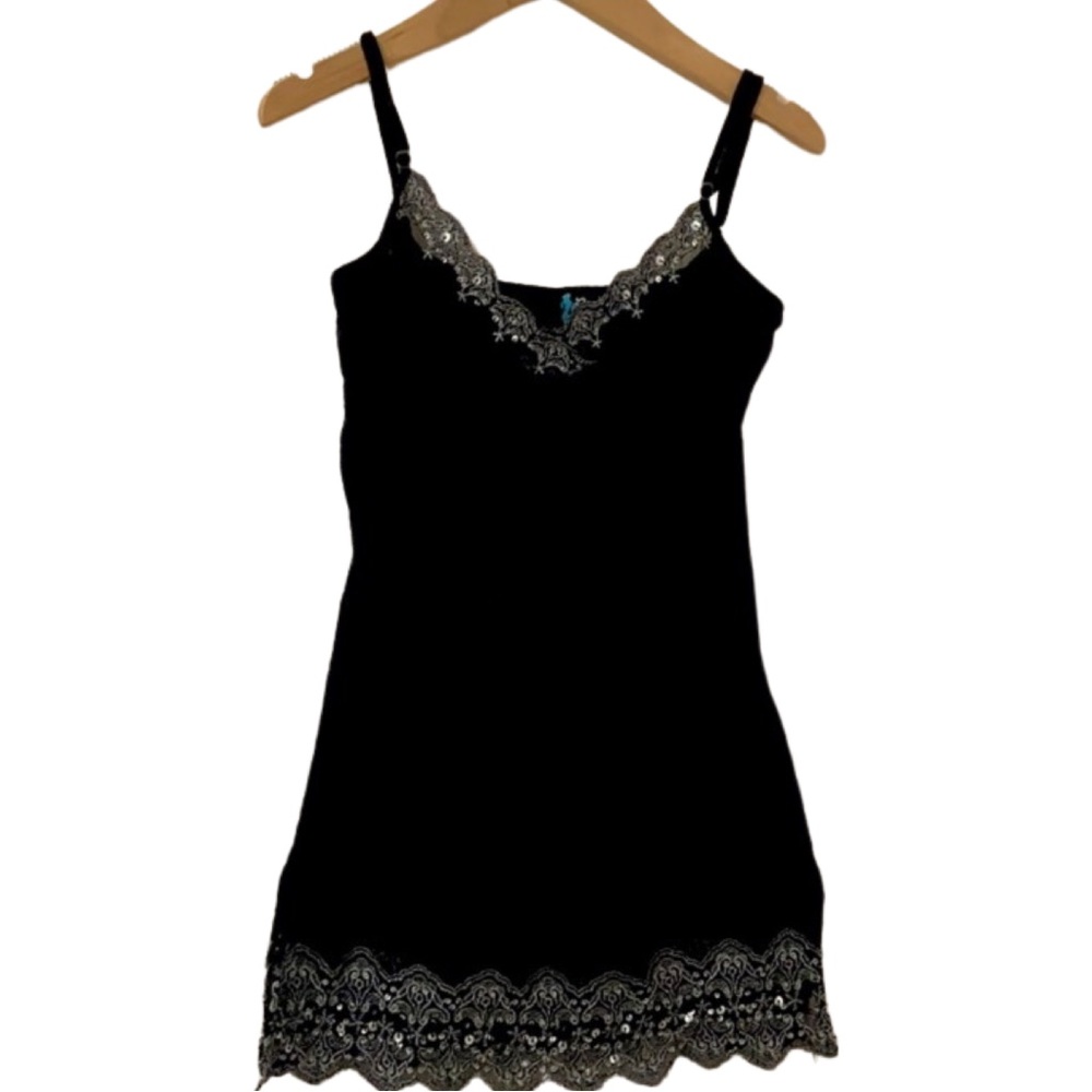 Weavers M black with silver sequence. It’s a longer tank top.